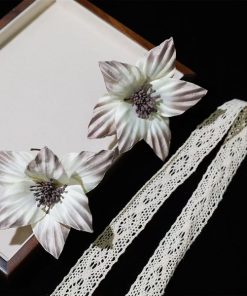 Set Hoa Trắng Kem Ombe Đen, Nhụy Đen, Kèm Dây Ren