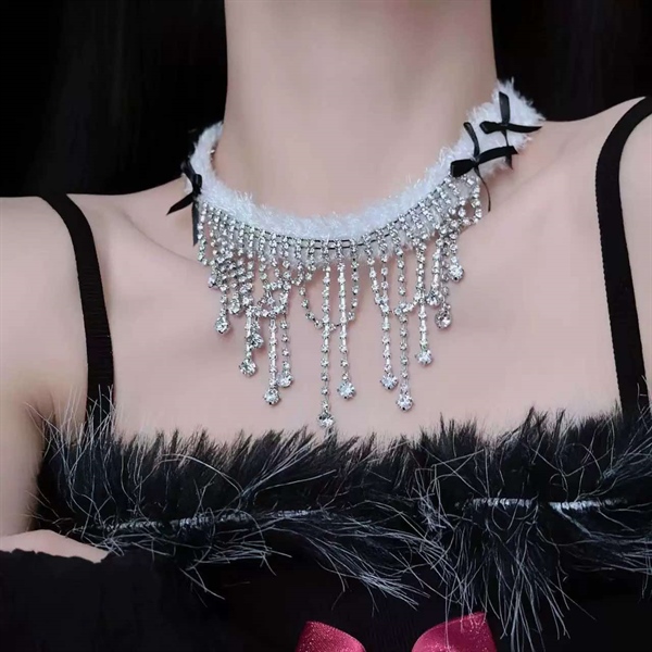 Vòng Cổ Lông Vũ Mix Đá Đính Nơ - Nơ Đen - Hình ảnh 2