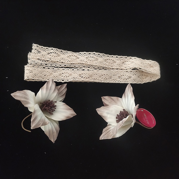 Set Hoa Trắng Kem Ombe Đen, Nhụy Đen, Kèm Dây Ren - - Hình ảnh 2