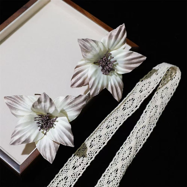 Set Hoa Trắng Kem Ombe Đen, Nhụy Đen, Kèm Dây Ren -