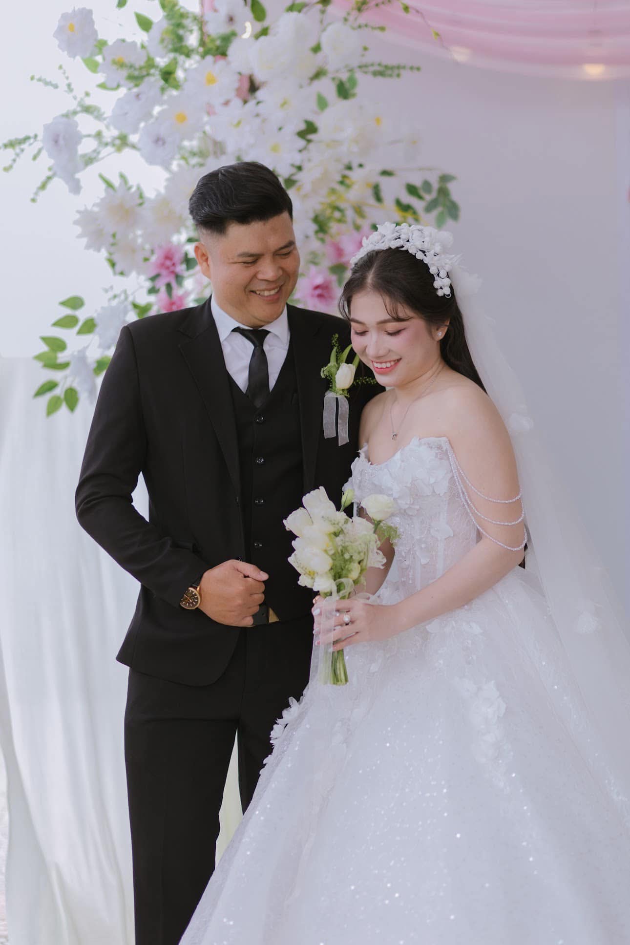 Băng Đô Cô Dâu Cài Hoa Nhẹ Nhàng, Bờm Hoa Cài Tóc - Hoa Trắng Mix Nhụy Hạt Trai - Hình ảnh 6