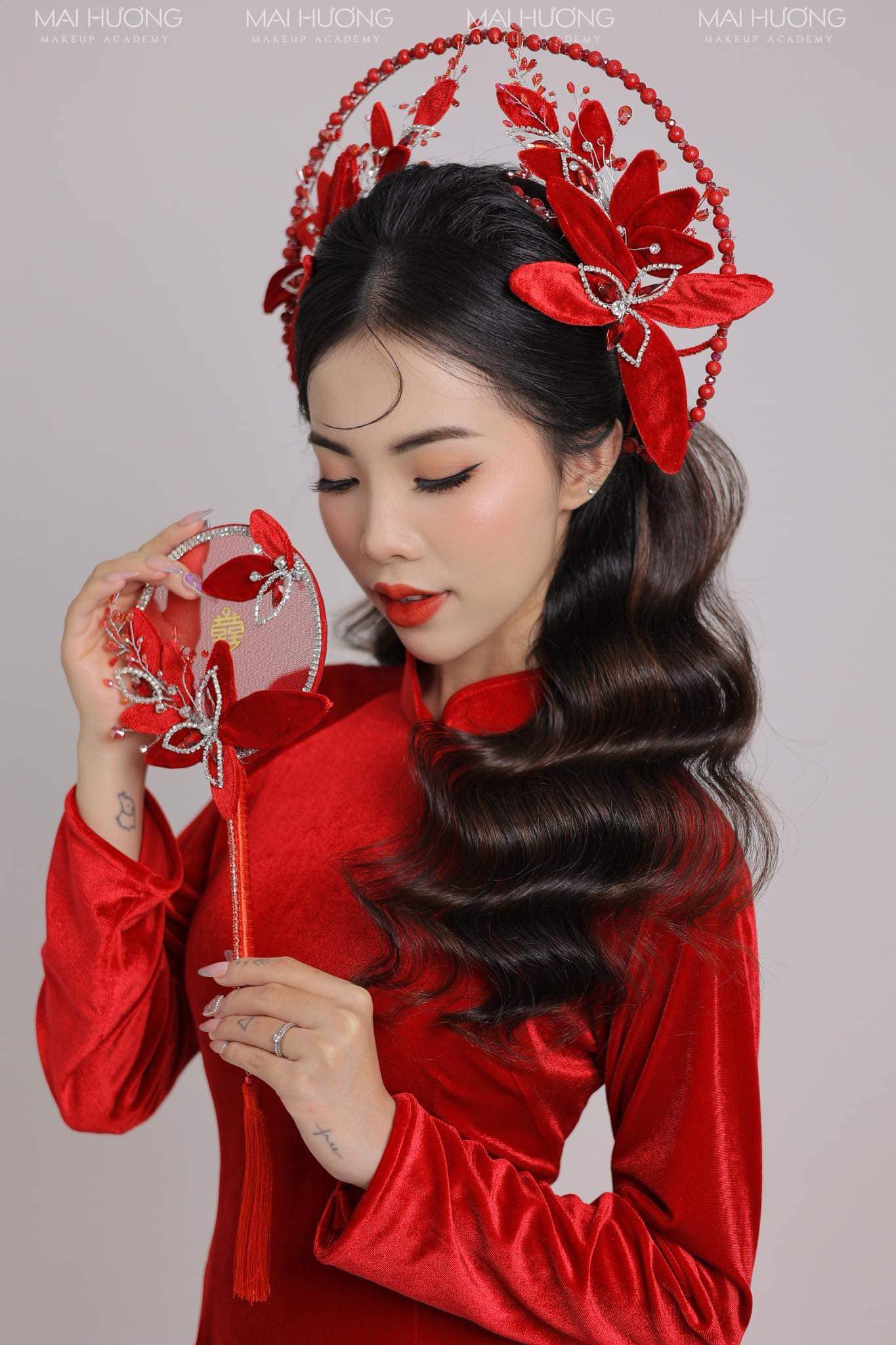 Mấn Khung Kim Loại Áo Dài Cô Dâu Màu Đỏ - Mấn Khung Viền Ngọc Trai Đính Hoa Nhung Mix Pha Lê Màu Đỏ Đô - Hình ảnh 6