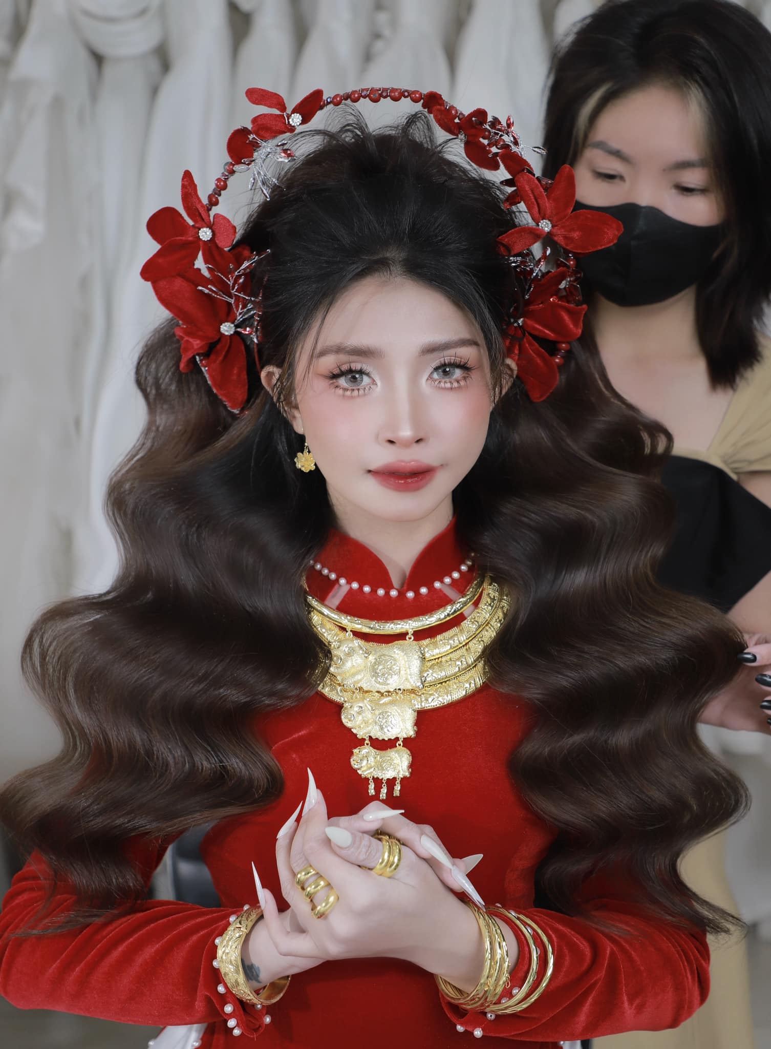 Mấn Khung Kim Loại Áo Dài Cô Dâu Màu Đỏ - Mấn Khung Viền Ngọc Trai Đính Hoa Nhung Mix Pha Lê Màu Đỏ Đô - Hình ảnh 7