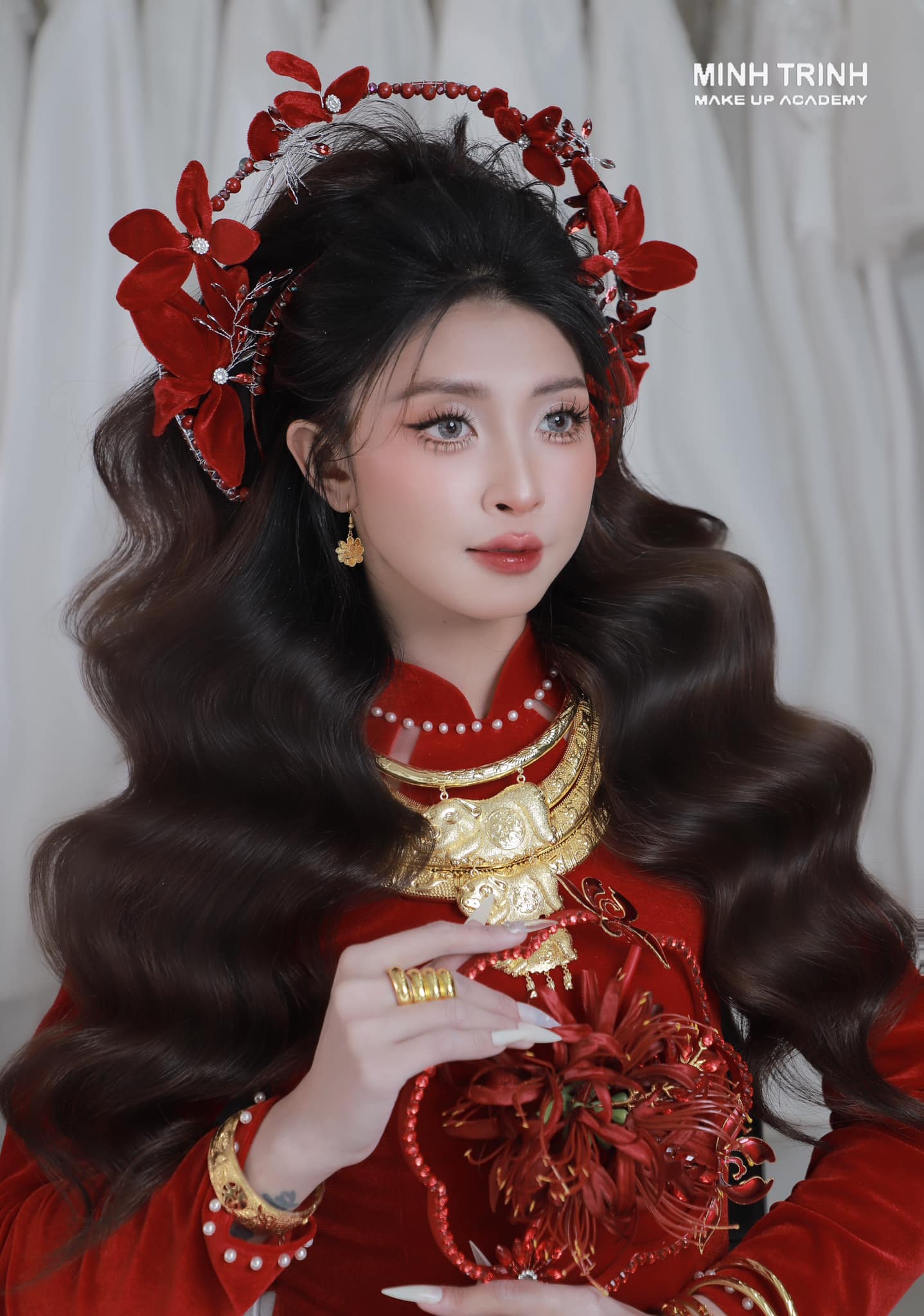 Mấn Khung Kim Loại Áo Dài Cô Dâu Màu Đỏ - Mấn Khung Viền Ngọc Trai Đính Hoa Nhung Mix Pha Lê Màu Đỏ Đô - Hình ảnh 8