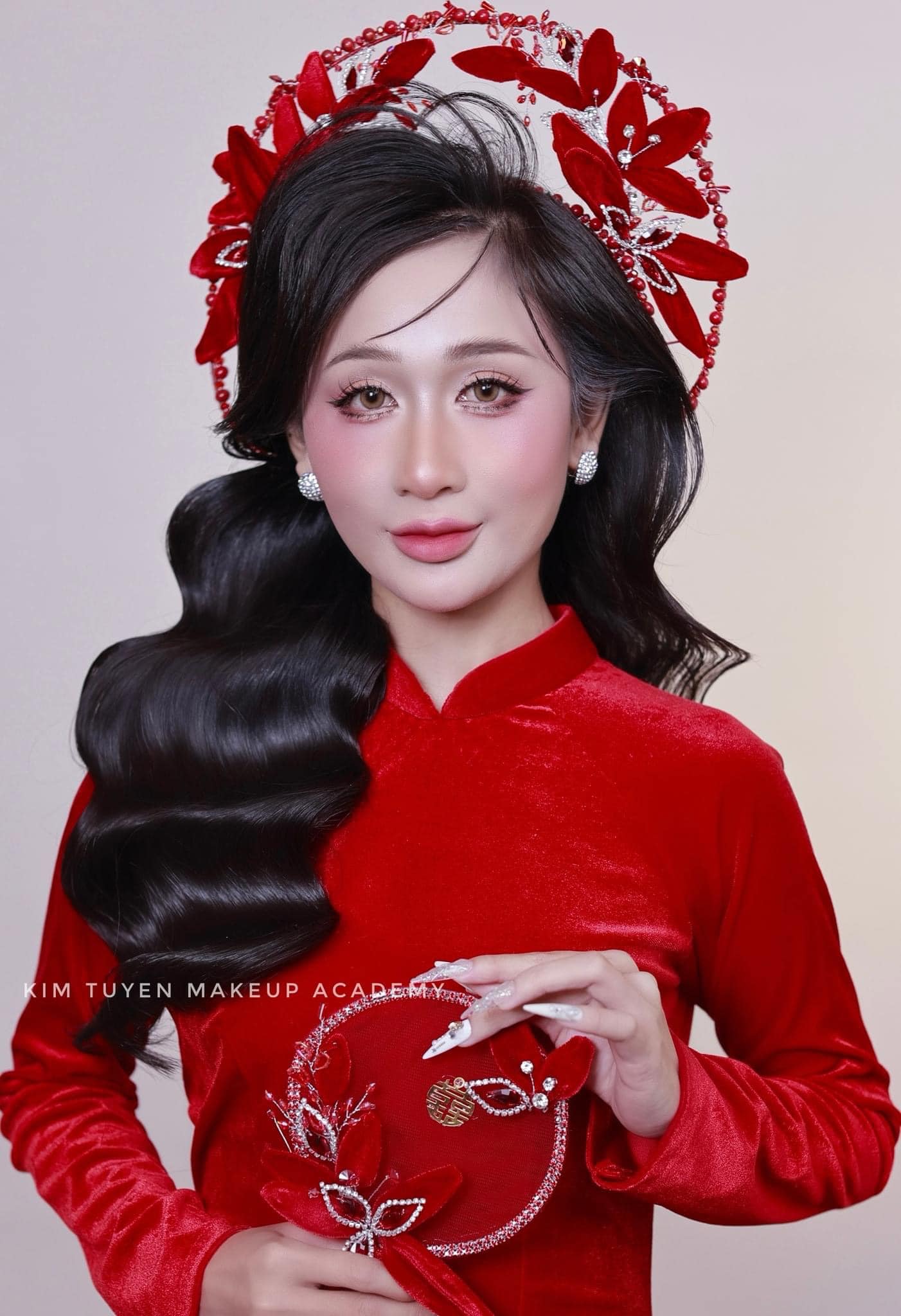 Mấn Khung Kim Loại Áo Dài Cô Dâu Màu Đỏ - Mấn Khung Viền Ngọc Trai Đính Hoa Nhung Mix Pha Lê Màu Đỏ Đô - Hình ảnh 5