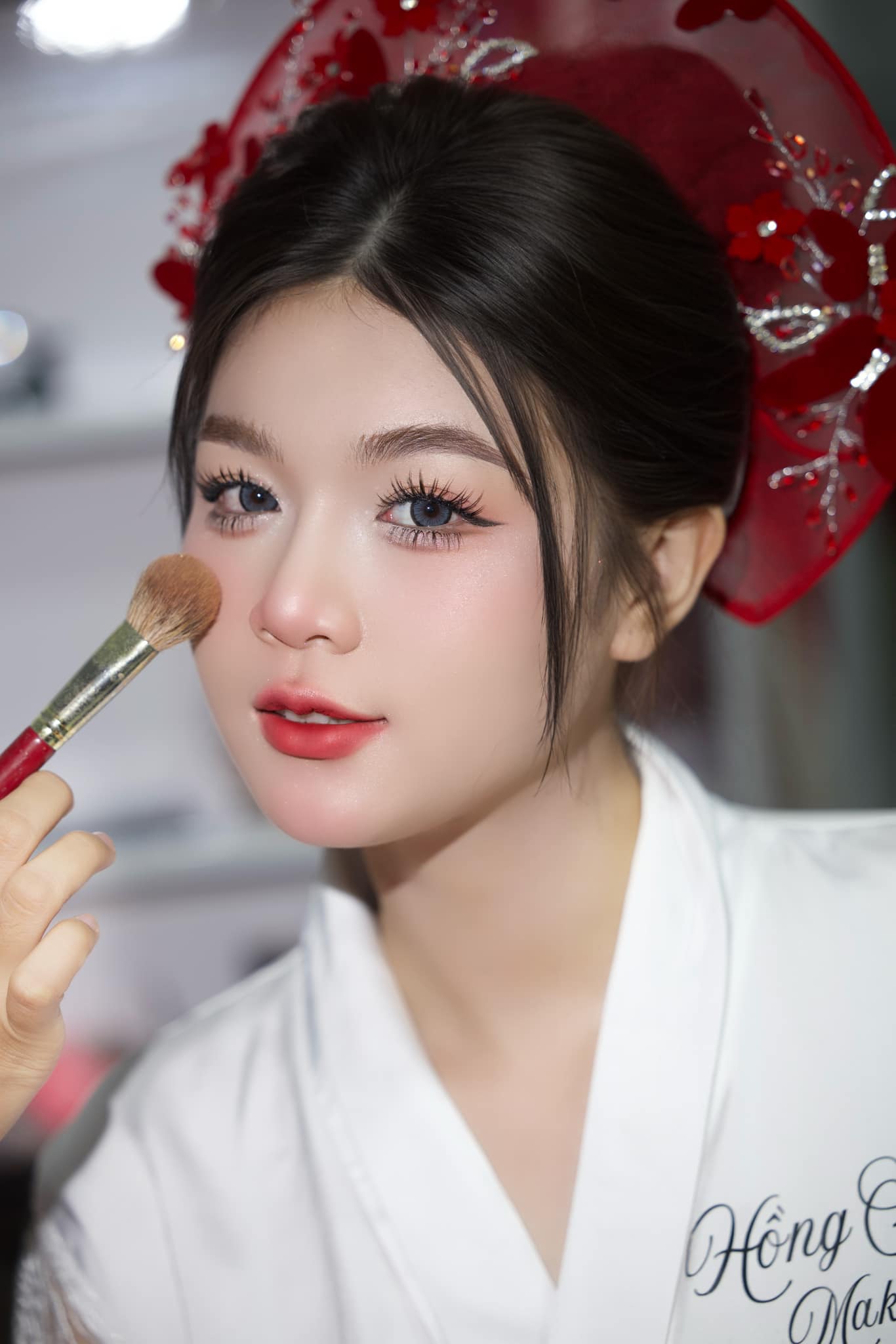 Mấn Khung Kim Loại Áo Dài Cô Dâu Màu Đỏ - Mấn Lưới Đính Hồ Điệp Mix Pha Lê Màu Đỏ Đô - Hình ảnh 6