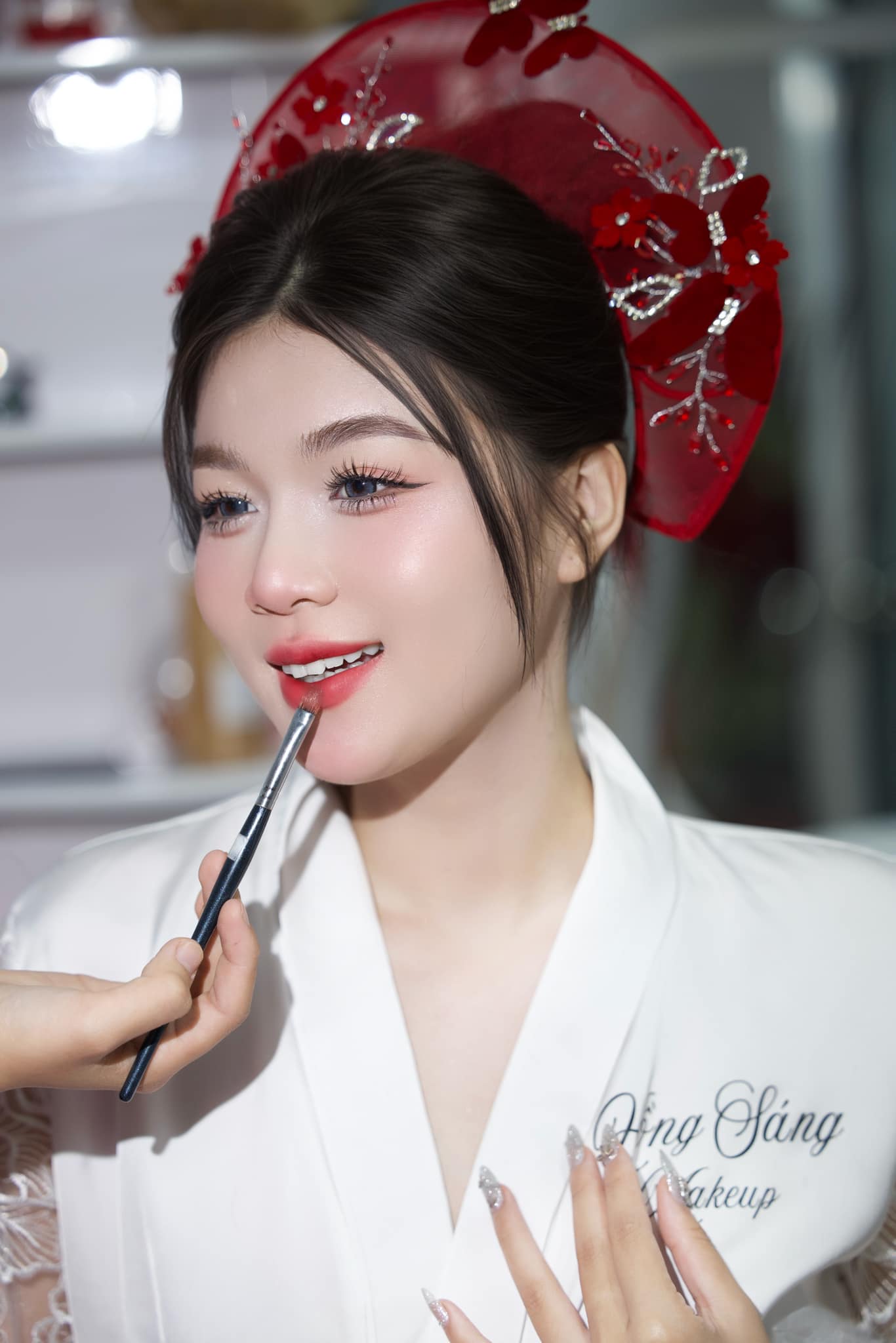 Mấn Khung Kim Loại Áo Dài Cô Dâu Màu Đỏ - Mấn Lưới Đính Hồ Điệp Mix Pha Lê Màu Đỏ Đô - Hình ảnh 7