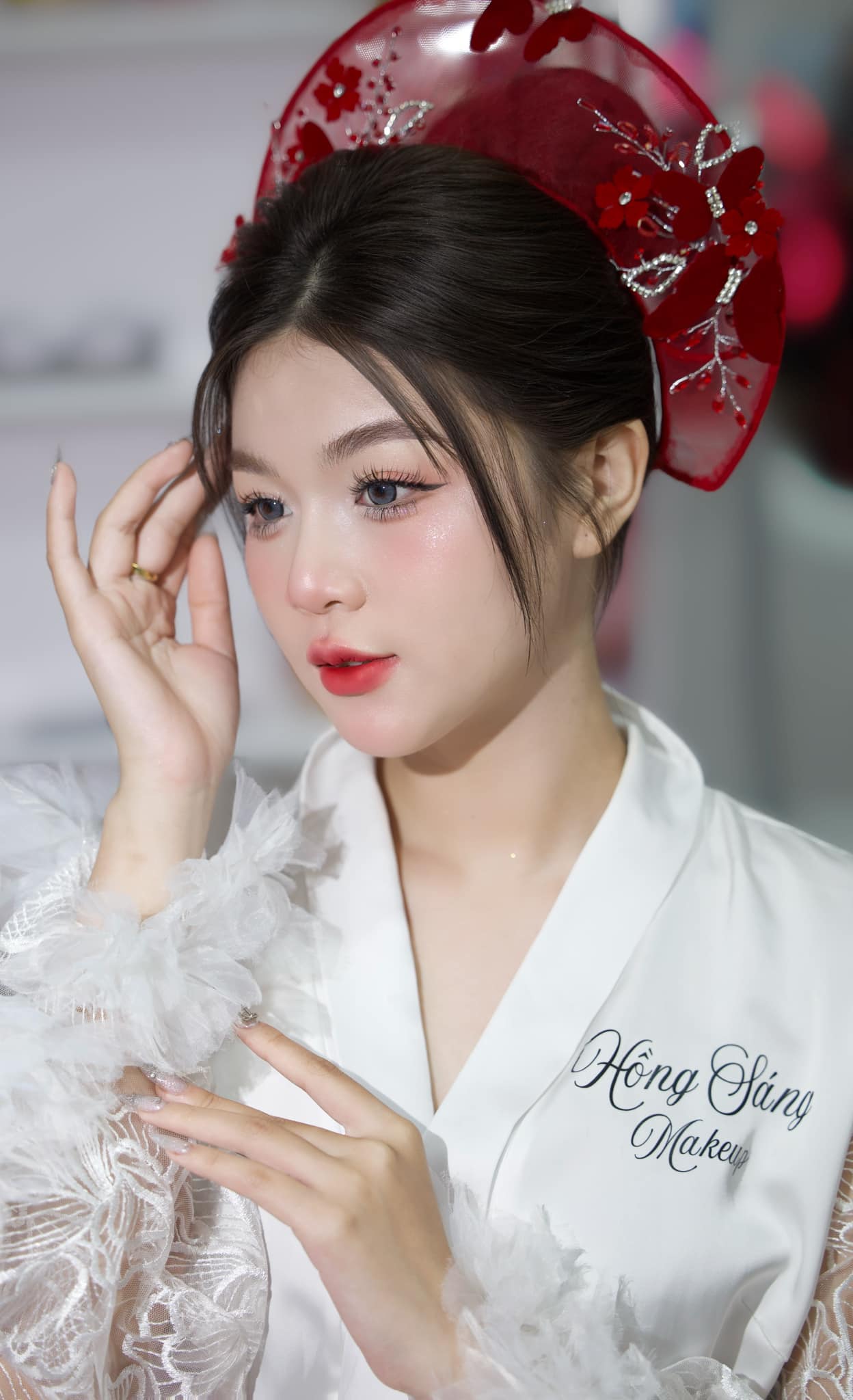 Mấn Khung Kim Loại Áo Dài Cô Dâu Màu Đỏ - Mấn Lưới Đính Hồ Điệp Mix Pha Lê Màu Đỏ Đô - Hình ảnh 9