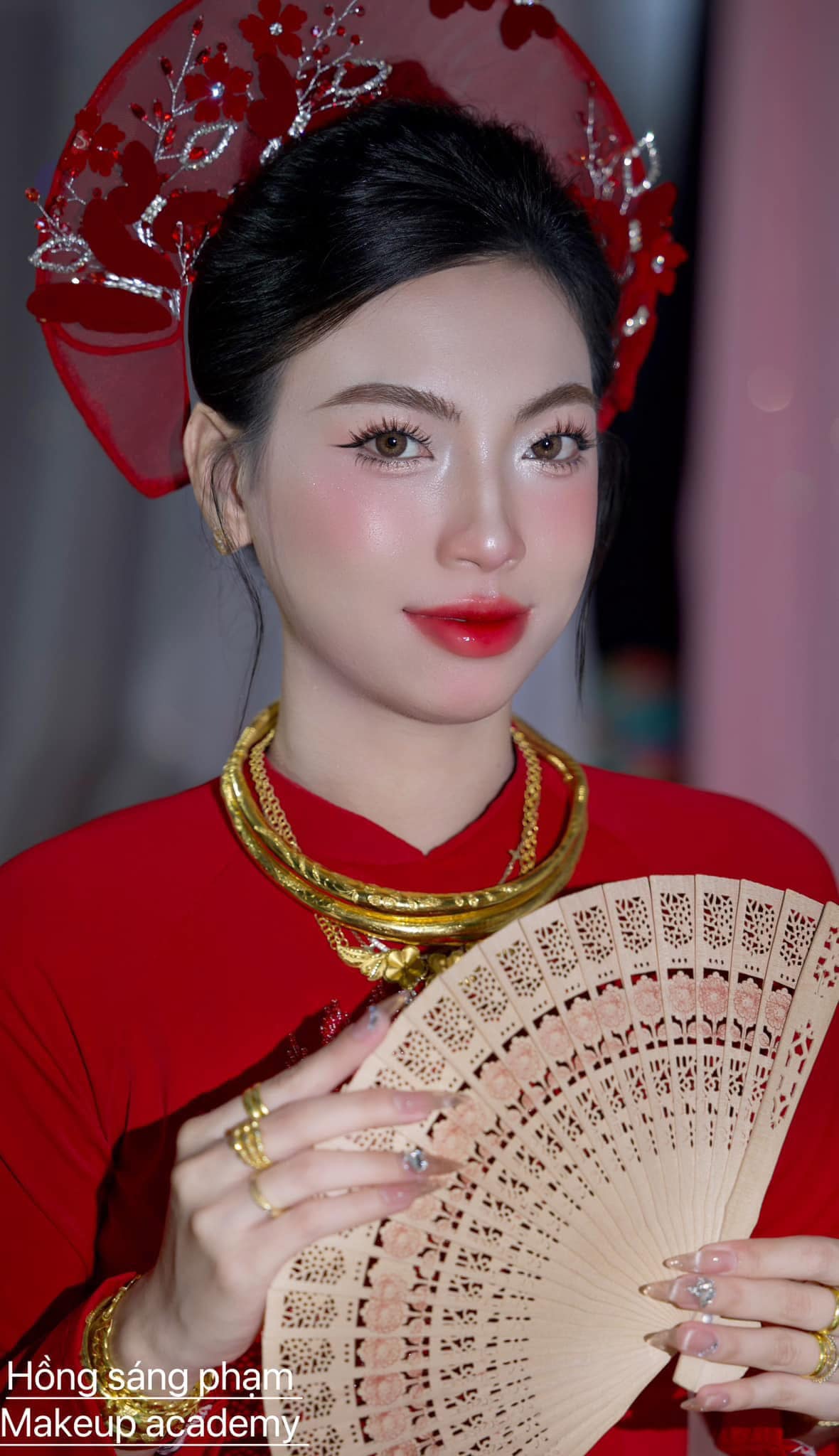 Mấn Khung Kim Loại Áo Dài Cô Dâu Màu Đỏ - Mấn Lưới Đính Hồ Điệp Mix Pha Lê Màu Đỏ Đô - Hình ảnh 5