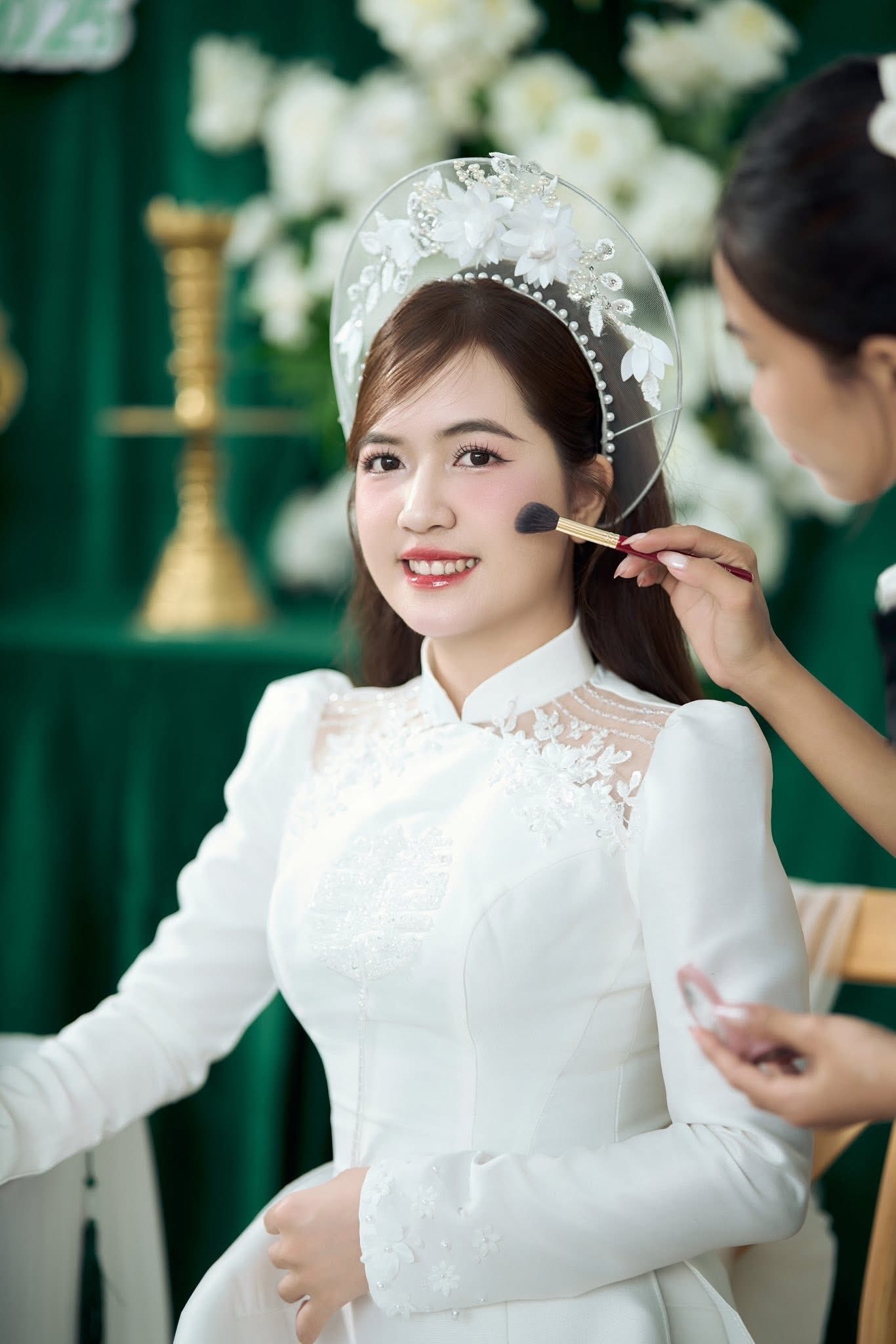 Mấn Khung Kim Loại Áo Dài Cô Dâu Màu Trắng - Mấn Trắng Lưới Viền Ngọc Trai Đính Hoa - Hình ảnh 3