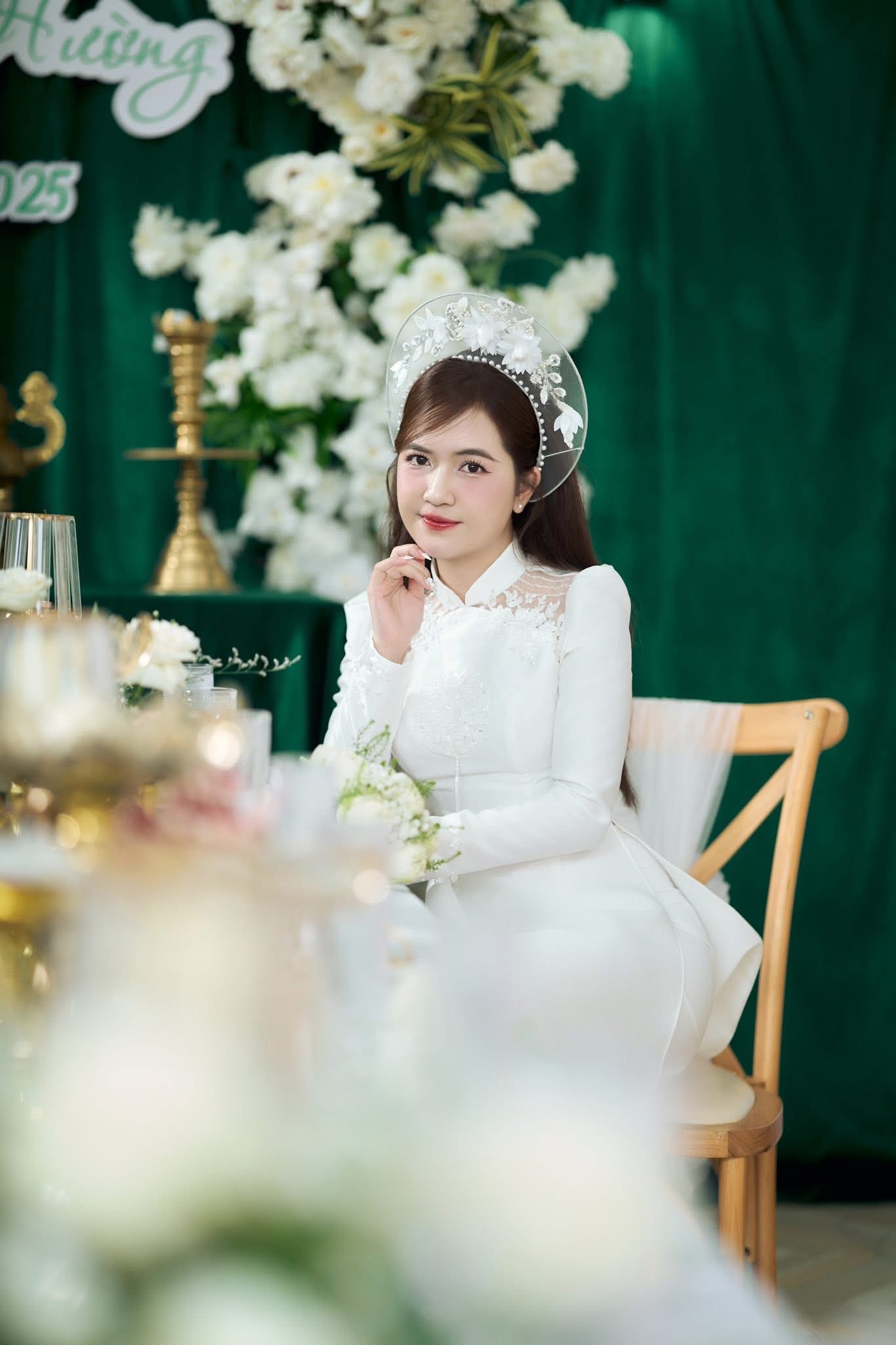 Mấn Khung Kim Loại Áo Dài Cô Dâu Màu Trắng - Mấn Trắng Lưới Viền Ngọc Trai Đính Hoa - Hình ảnh 2