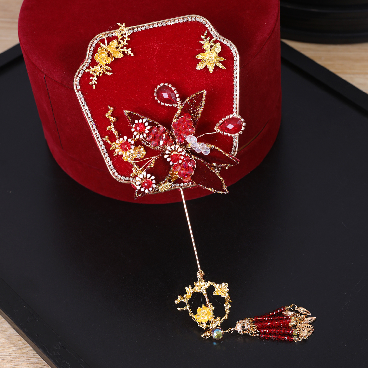 Quạt Cầm Tay Đỏ Đính Hoa Đá - Hình ảnh 5