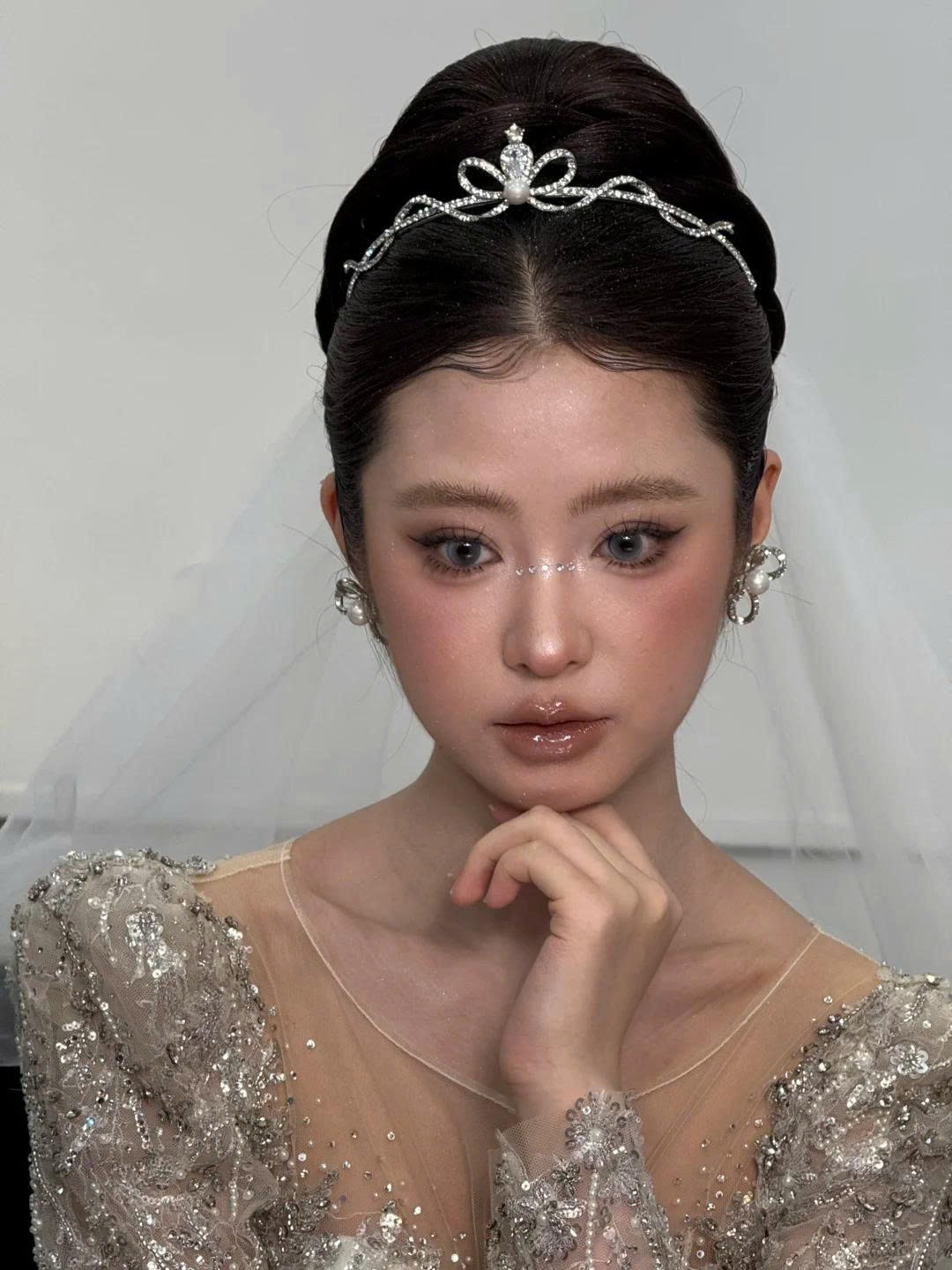 Vương Miện Nơ Thấp - Nơ Đính Đá Zircon Và Ngọc Trai Kèm Bông Tai - Hình ảnh 7