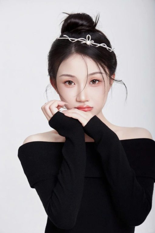 Vương Miện Nơ Thấp - Nơ Nghiêng Đính Ngọc Trai Kèm Bông Tai - Hình ảnh 3