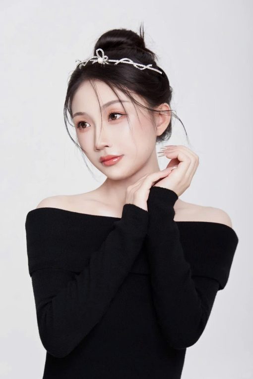 Vương Miện Nơ Thấp - Nơ Nghiêng Đính Ngọc Trai Kèm Bông Tai - Hình ảnh 4