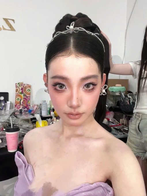 Vương Miện Nơ Thấp - Nơ Nghiêng Đính Ngọc Trai Kèm Bông Tai - Hình ảnh 5