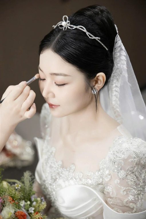 Vương Miện Nơ Thấp - Nơ Nghiêng Đính Ngọc Trai Kèm Bông Tai - Hình ảnh 6