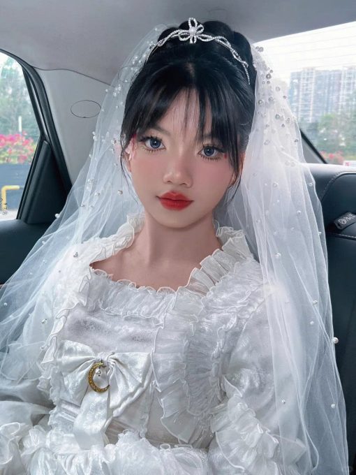 Vương Miện Nơ Thấp - Nơ Nghiêng Đính Ngọc Trai Kèm Bông Tai - Hình ảnh 9