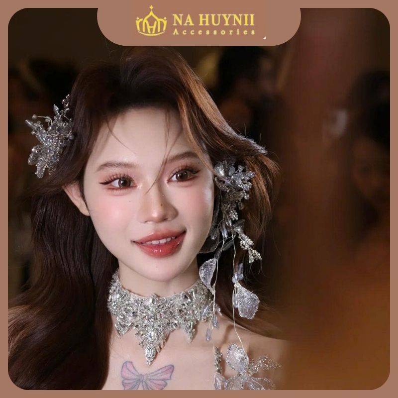 Cài tóc điểm xuyến cho nàng dâu thêm phần sang trọng.