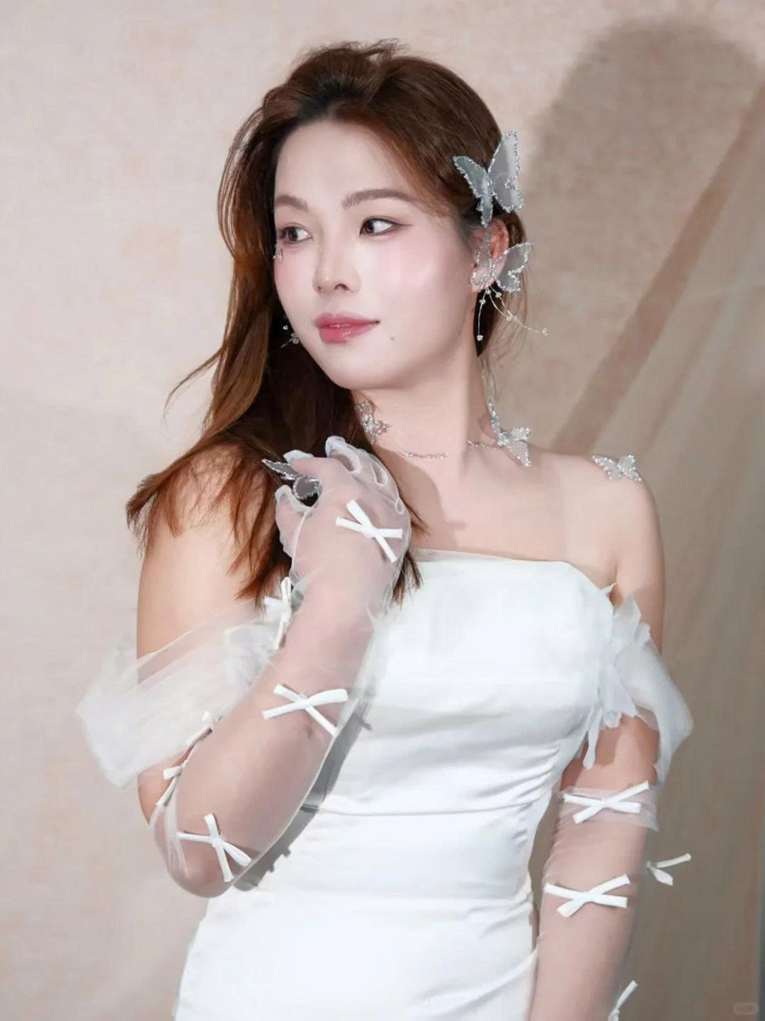 Set Kẹp Hồ Điệp Viền Đá Nhũ Kèm Choker Và Bông Tai - Trắng - Hình ảnh 6