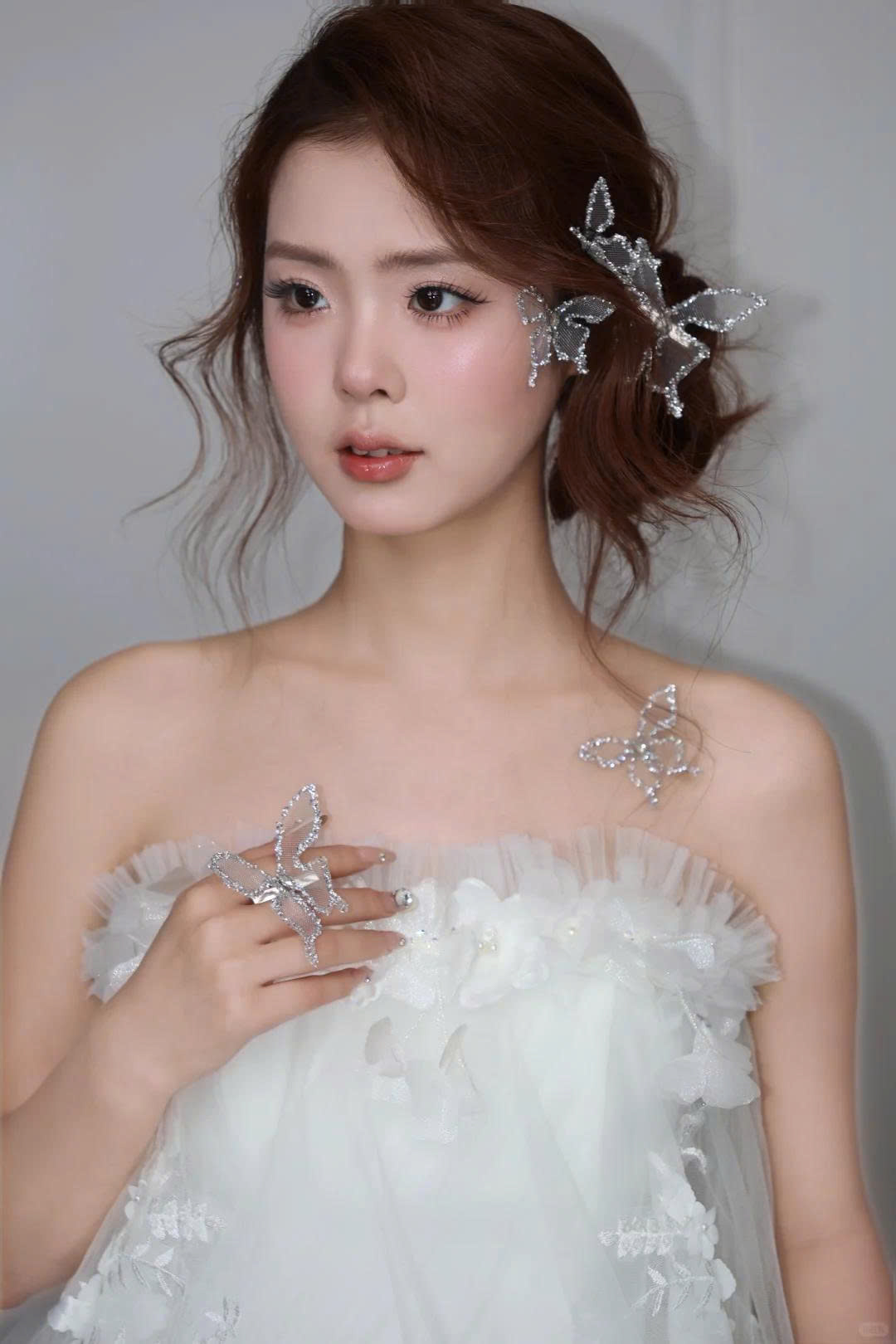 Set Kẹp Hồ Điệp Viền Đá Nhũ Kèm Choker Và Bông Tai - Trắng - Hình ảnh 7