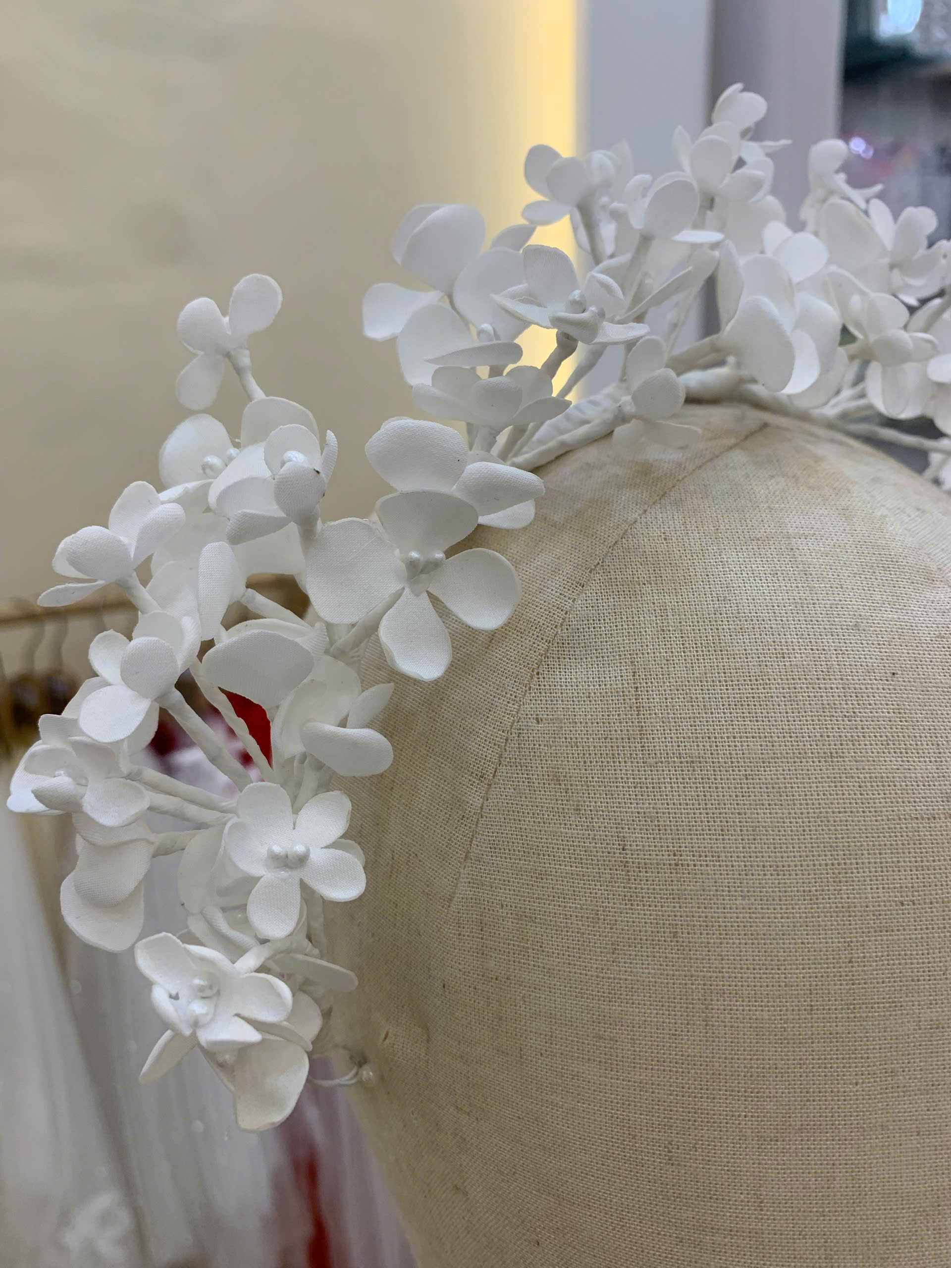 Băng Đô Hoa Nhí Trắng Mix Lá Trắng - Hình ảnh 3