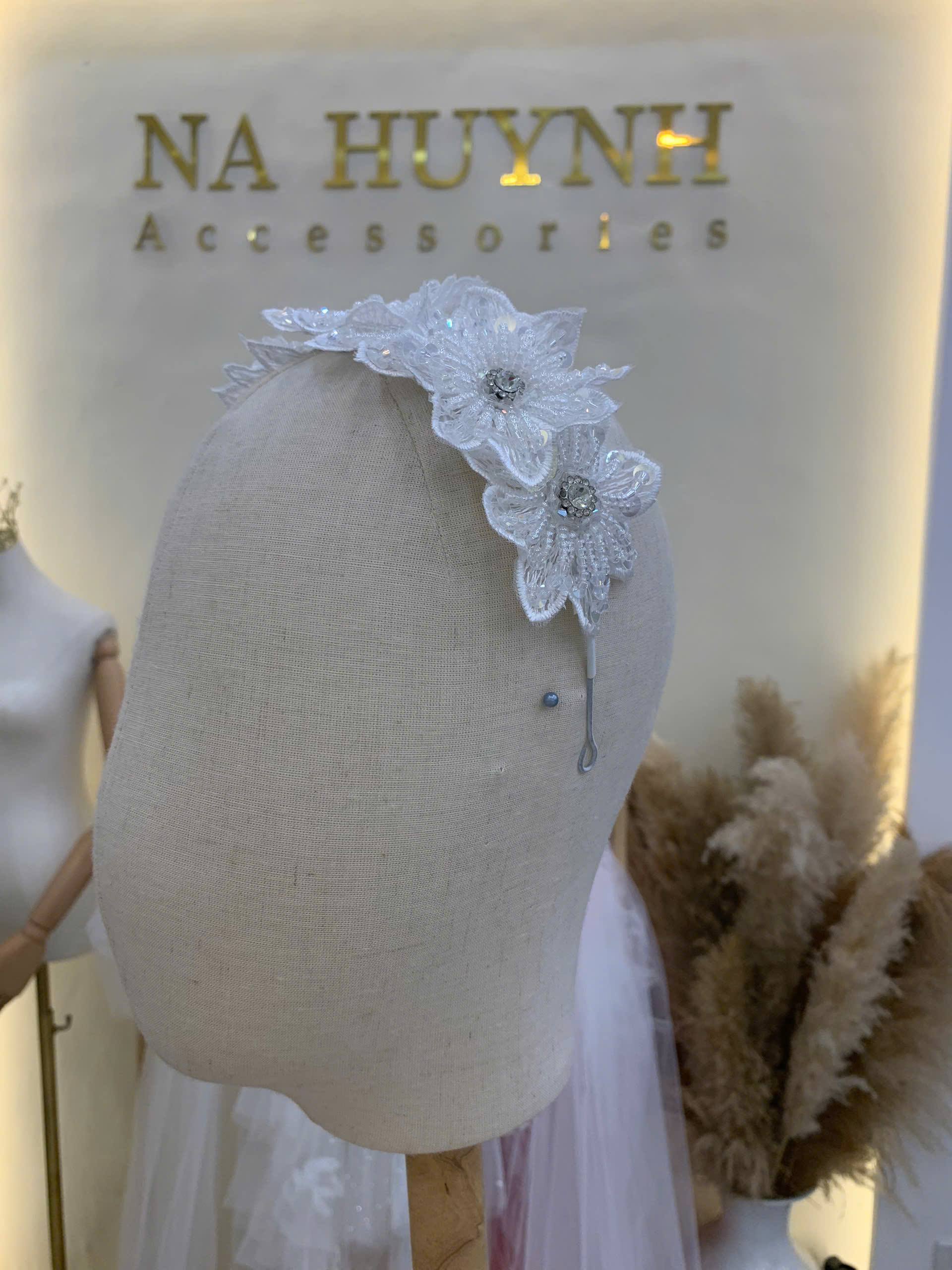 Băng Đô Hoa Ren Trắng Đính Nhụy Đá - Hình ảnh 2