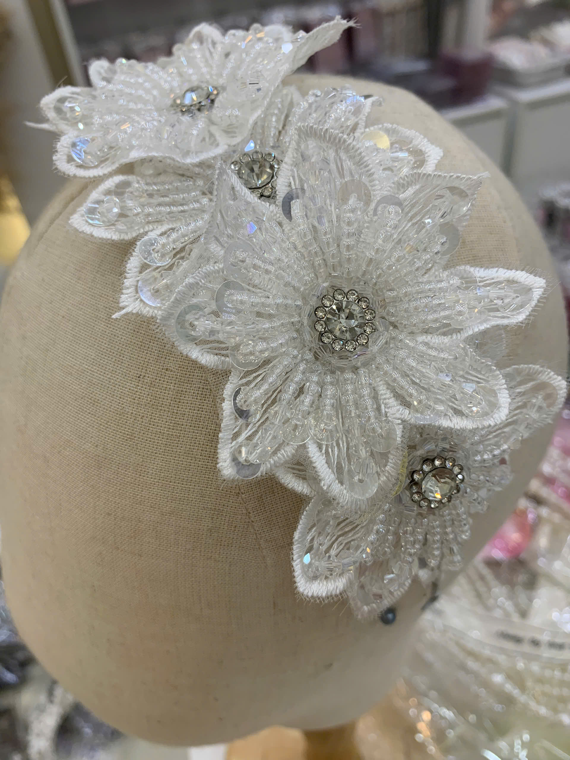 Băng Đô Hoa Ren Trắng Đính Nhụy Đá - Hình ảnh 3