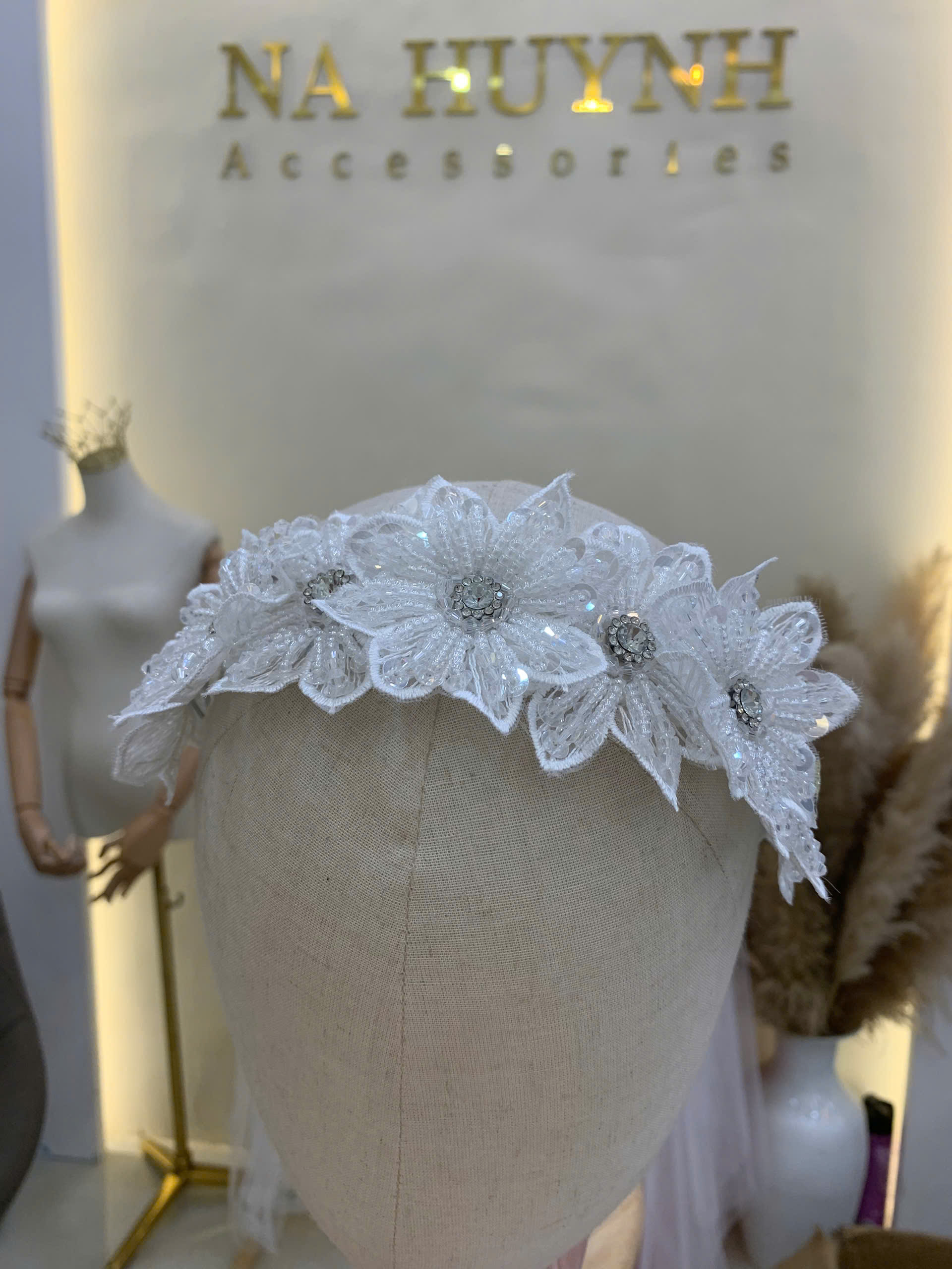 Băng Đô Hoa Ren Trắng Đính Nhụy Đá